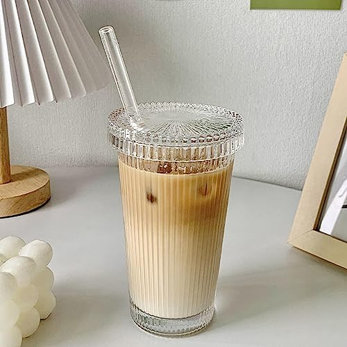 Kaffee Gläser 375 ml Mit Deckel und Strohhalm - Vertikal Gestreifte Bubble Tea Becher für Eiskaffee, Milch, Saft - Transparent Gerippte Glas (B)