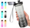 Binudum Trinkflasche Motivations Wasserflasche mit Zeitmarkierung, Sport Tritan BPA freie auslaufsichere Wasserflasche für Jugendliche, Erwachsene, Fitnessstudio (Grau Schwarz, 25oz/750ml)