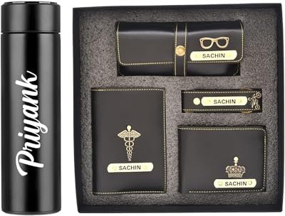 YOUR GIFT STUDIO Personalisierte Herren-Geldbörse, Schlüsselanhänger, Reisepasshülle und Brillenetui, personalisiertes Geburtstagsgeschenk für Männer mit Name und Charm-Gravur, Schwarz, Klassisch