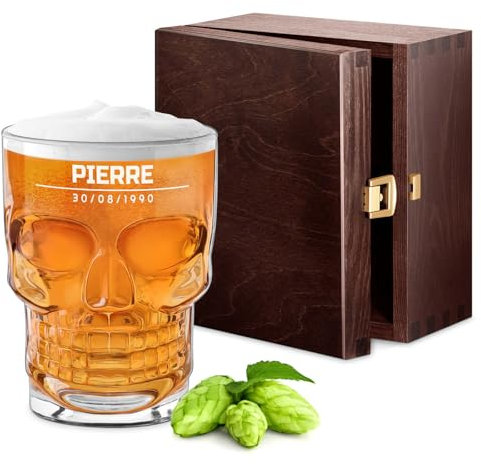 Maverton Totenkopf Bierglas mit Gravur - 500 ml Bierkrug mit Henkel - personalisierte Geschenke Männer - Bier Geschenke für Männer - Höhe: 13cm- Durchmesser: 9,7cm - Datum