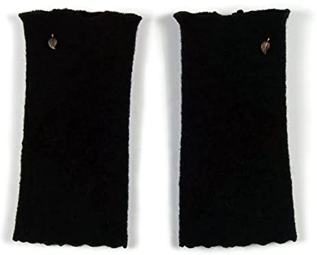 Armstulpen/Pulswärmer: Walkloden (Walkwolle, Kochwolle) in Schwarz; Charm (winzige Blätterchen)