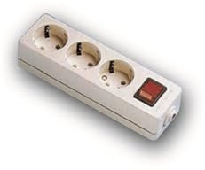 Base multiusos de superficie con toma de corriente y interruptor, ideal para instalaciones eléctricas y distribución de energía.