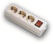 Base multiusos de superficie con toma de corriente y interruptor, ideal para instalaciones eléctricas y distribución de energía.