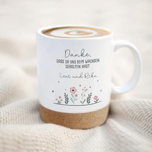 Personalisierte Tasse mit Korkboden & Deckel – Abschied Lehrer Erzieherin – Geschenk mit Namen & Motiv – Optional mit Holztablett „Dankeschön“ (Danke, dass du uns beim Wachsen..)