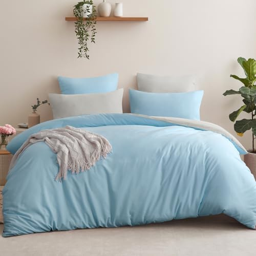 Aisbo Housse de Couette 240x260 Réversible avec 2 Taies d'oreiller 65x65 cm (Bleu Clair/Beige) - Parure de Lit 240 x 260 Adulte 2 Personne Microfibre, Parure Couette avec Fermetures éclair, Oeko TEX