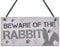RED OCEAN Lustiges Türschild mit Aufschrift Beware Rabbit Home für den Stall, Zubehör für Haustiere, Tiergeschenke, Kaninchen, Geschenke für Frauen