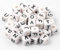 Acryl Buchstaben 10x10mm - exakt abgezählt, von jedem Buchstaben 2 Stück, Buchstabenwürfel Perlen Spacer Zwischenperlen Würfel für DIY-Schmuck, Buchstabe Schnullerketten zum auffädeln (52 Stück)