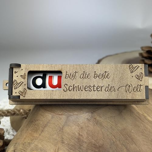 Urhome Geschenkbox Du bist die beste Schwester Gravur mit Duplo Schokoriegel - Herzen Holz Box mit Spruch inkl. Schokolade Riegel - Danke Schwester Geschenk graviert