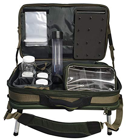 Carson - Borsa Pesca da Carpa Deluxe Multi Funzionale per Trasportare Esche e Accessori, Vasetti Porta Boilies e Galleggianti, Vano Porta Accessori Removibile, 4 Gambe Pieghevoli 51x32x15 (MF-884)