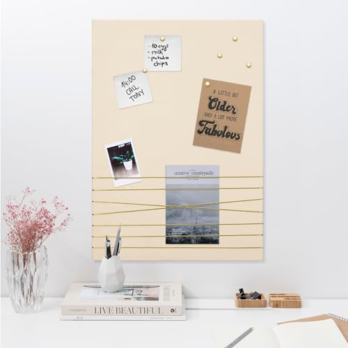 Navaris Pinnwand Collage Fotowand aus Samt - 70x50cm Bilderhalter - Fotohalter mit Schnur - für Fotos Bilder Postkarten - inkl. Stecknadeln - Beige