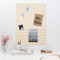 Navaris Pinnwand Collage Fotowand aus Samt - 70x50cm Bilderhalter - Fotohalter mit Schnur - für Fotos Bilder Postkarten - inkl. Stecknadeln - Beige
