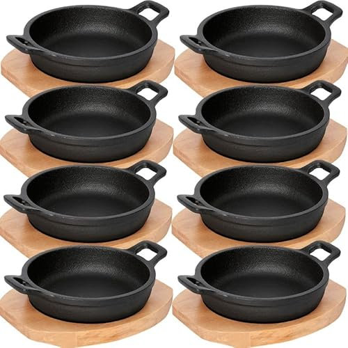 Playflip 8x Servierpfanne mit Holzuntersetzer und zwei Seitengriffen Ø 16 cm Gusseisen, 1,16 kg, Schwarz, nicht spülmaschinenfest, für Gasherde, Induktion und Elektroherde geeignet