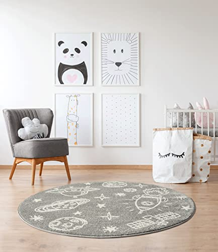 the carpet Beat Kids Moderner Weicher Kinderteppich, Weicher Flor, Pflegeleicht, Farbecht, Weltraum, Astronauten Muster Grau, 120 cm Rund