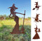 Gartenfigur Sexy Hexe stehend mit Besen klein 40x23cm Gartenstecker Edelrost Gartendeko Wetterfest Rost Metall Rostfigur Halloween Figur von Steinfigurenwelt