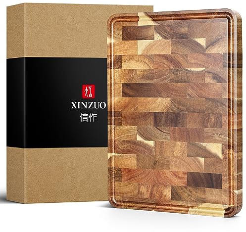 XINZUO Planche à Découper en Bois d'Acacia- Tranchoir Planchette Ustensile de Cuisine- Fabriquée à la Main en Bois End Grain- avec Pieds Antidérapants, Poignées Latérales et Rainure pour le Jus