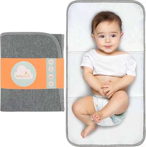 Baby Dyoli. Graue Baby-Wickelunterlage, tragbares und faltbares Design, einfach zu transportieren und in der Mutterschaftstasche zu verstauen.