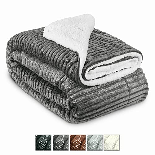 Beautissu Sherpa Decke Kuscheldecke Glitzereffekt 220x240 cm XXL Anthrazit – Dicke Winter Fleecedecke Lammfell-Optik & – Hautfreundliche Flauschige Wärmedecke Couch-Überwurf Sofadecke – Elisa