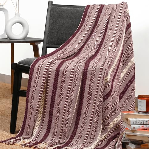 RAJRANG BRINGING RAJASTHAN TO YOU Geflochtene, gestreifte Überwurfdecke aus Baumwolle mit Boho-Quasten 127 x 152 cm Weiche, im Bauernhausstil gewebte Strickdecken Granatapfelrot