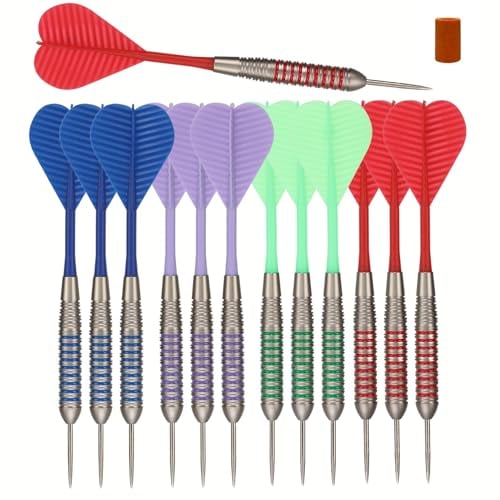 SHOT TAKER CO. EST. 2017 Dartpfeile-Set mit Stahlspitze, 12 Stück, 3 von jeder Farbe; perfekte lustige Darts für 4 Spieler, die Metallspitze auf Dartscheibe im Familienspielzimmer, Man Cave (23 g