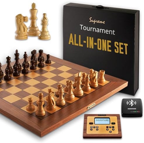 MILLENNIUM Supreme Tournament All-in-One Set – Hochwertiges Holz-Schachbrett in Turniergröße (55 x 55 cm) inkl. Schachcomputer mit 2 Programmen und ChessLink-Modul für Online-Schach