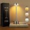 VKH Lampe de table LED sans fil et portable, tactile et réglable 3 couleurs, design moderne avec corps métallique pour chambre, salon, terrasse ou camping – Argentée