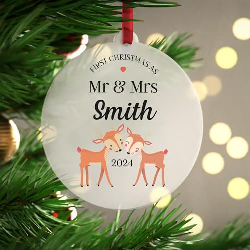 Beecreative Mr And Mrs Christmas Tree Decoration Personalised - Newlyweds Christmas Ornament - 1st Xmas Married Bauble - With Red Bag