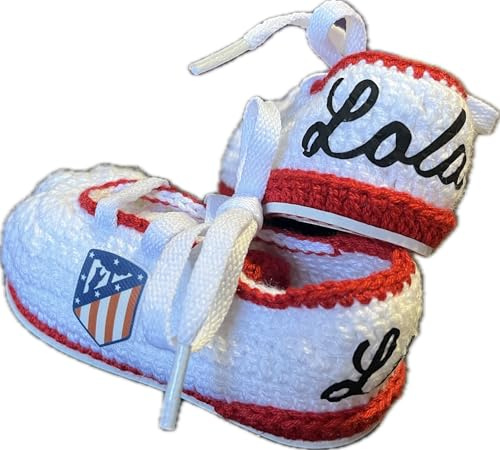 Baby Fußballschuhe personalisiert mit Namen – mit dem Wappen Ihres Teams - Handgestrickte Babyschuhe in rot-weißem Design – Geschenk zur Geburt Junge Mädchen – weiche Booties für Neugeborene