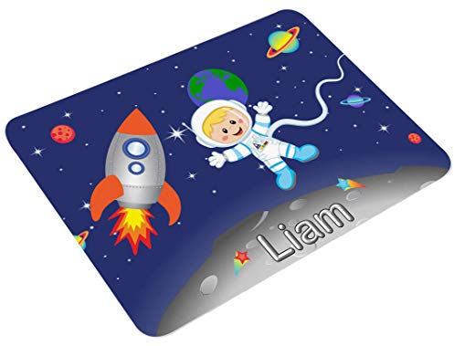 CreaDesign Personalisiertes Kinder Frühstücksbrett mit Namen, 20x25cm, rutschfestes Schneidebrett aus Kunststoff, Weltall Design, spülmaschinen & mikrowellengeeignet, Perfektes Schneidbrett für Kinder
