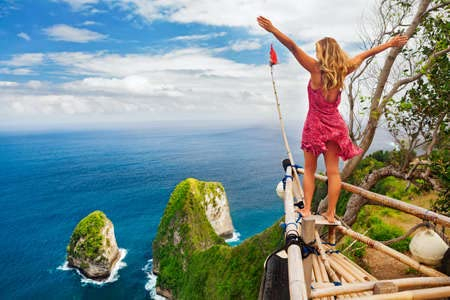 adrium Poster-Bild 110 x 70 cm: Familienurlaub Lebensstil. Glückliche Frau mit erhobenem Handstand am Aussichtspunkt. Schauen Sie sich den wunderschönen Strand(82945681)