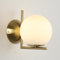 Alpinaluz Applique murale moderne - Acier doré, abat-jour sphérique en verre opale blanc et fleur avec base incurvée, douille E27, design élégant pour salon, chambre et table de chevet