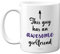 Stuff4 Geschenk für den Freund – This Guy Has an Awesome Girlfriend, Valentinstagsgeschenk für ihn, 325 ml, Keramikbecher, spülmaschinenfest, lustige Geschenke für Freunde, Weihnachtsgeschenke,