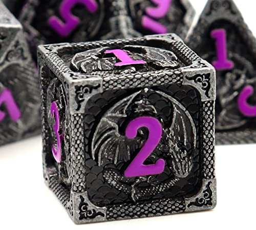 Haxtec Metall DND Würfel Set Schwarz Lila Drachen Muster D&D Würfel Set mit Leder Würfel Tasche Metall Polyederwürfel für Dungeons und Drachen TTRPG Geschenke.