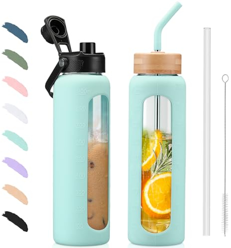 BLUEGO 900ML Bouteille d'eau en Verre et 2 Couvercles Gourde Reutilisable Tasse à Café avec Marqueur de Temps et Protecteur en Silicone Sans BPA pour Enfant et Adultes, Bleu clair