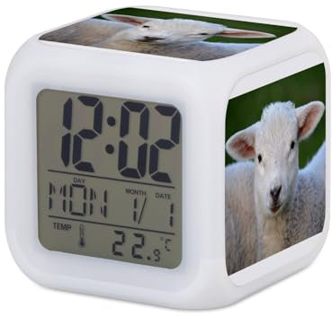 Fabulous Wecker Würfel beleuchtet Weiß – Lamm Baby Schaf Super Niedlich Tierwiese – 7,8 x 7,8 x 7,8 cm – Retro Beleuchtung Mehrfarbig LED
