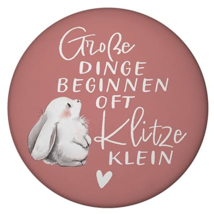 Baby Hase Magnet rund mit Spruch Große Dinge beginnen oft Klitzeklein Perfekt zur Geburt - Knuffiges Kaninchen in Rosa mit Herz für Schwangere Mütter voller Liebe