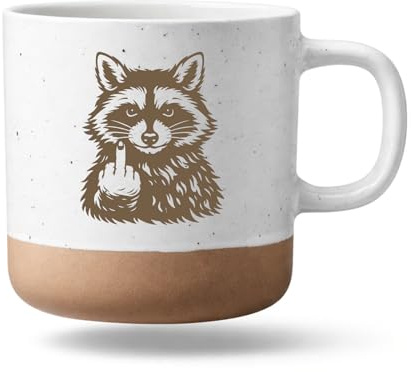 Bergliebe Keramiktasse frecher Waschbär mit Mittelfinger| Kaffetasse Tiermotiv | Teebecher weiß mit beigem Boden | Geschenk für Tierfreunde | 360 ml Pohmer Design (3. Waschbär Mittelfinger)