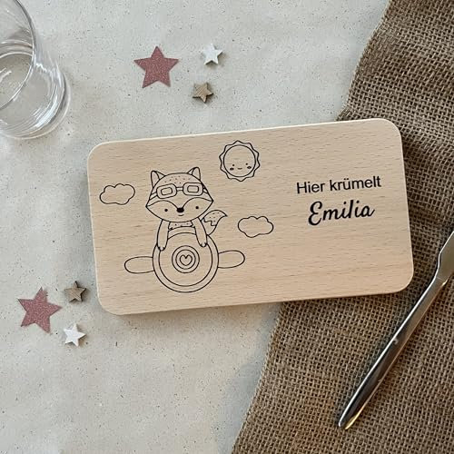 Hier krümelt Holzbrett - Fuchs auf Flugzeug - Frühstücksbrettchen Kinder - Holz Brettchen personalisiert - personalisiertes Baby Geschenk - Taufe junge & Mädchen - DwieDeko®