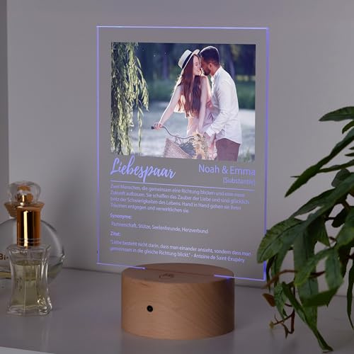 LAUBLUST Design Glas Bild mit Foto Acrylglas & Drei Holzsockel - Personalisiertes Geschenk mit Bild: Definition wie im Duden - Liebespaar | 15x20cm - Fotogeschenk für Sie, Ihn | Geschenk für Frauen