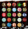 24 Adventskalender Buttons: bunte, durchnummerierte Anstecker (Ø 32 mm) mit Sicherheitsnadel zum selber Basteln von DIY-Weihnachts-Kalendern und zum Dekorieren; Pins/Sticker aus Metall (32 mm)