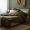 URBANARA Seretta Satin-Kissenbezug 2er Set 40x80 cm I 100% Tencel™ Lyocell Made in Portugal Oeko Tex 100 I Seidig Glatt Traumhaft Weich Atmungsaktiv Nachhaltig I Dunkles Olivgrün