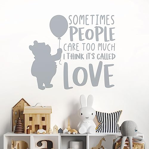 Calcomanía de pared con texto en inglés Sometimes People Care Too Much. Love Winnie the Pooh Book cita XXLarge (1320 x 1150mm) plata