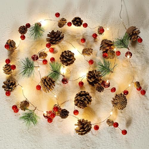 NWLIGHT Weihnachts-Tannenzapfen-Lichter, 20 LEDs, Weihnachtsgirlande, rote Beere, Glocke, Nadel-Lichterkette, batteriebetrieben, für Innen- und Außendekorationen, Winterurlaubsdekoration (warmweiß)