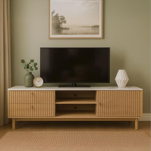 CONCEPT USINE | Meuble TV 150 cm TRIX | Bois Rainuré & Plateau Effet Marbre Blanc | 2 Tiroirs, 2 Niches, 1 Placard | Poignées Métal Doré | Passe-Câbles | Style Contemporain Élancé & Élégant