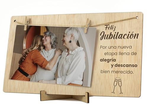 CONTRAXT Portafotos con pinzas de madera. Regalo original tarjeta desear Feliz Jubilación a hombre mujer que se jubila Marco colgar fotos con pinzas 10x15 madera jubilado jubilada (Jubilacion)