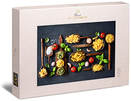 Ulmer Puzzleschmiede - Puzzle „cucina Italiana“– Klassisches 1000 Teile Puzzle – Puzzlemotiv italienische Küche mit Nudeln- und Pasta auf origineller Holzlöffel-Sammlung
