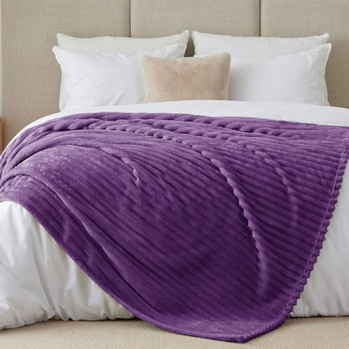 BEDELITE Kuscheldecke Flauschig Deko Decke für Bett, Lila, 220x240 | Große XXL Fleecedecke, Cord Überwurf für Wohnzimmer und Schlafzimmer, weiche Wohndecke, Tagesdecke, das ideale Geschenk