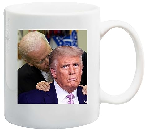 BeeGeeTees Joe Sniffing Donald Trump Tasse à café amusante pour le bureau 2024 Twitter Tweet Parodie (Biden Sniff Trump 325 ml)