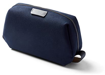 Dopp Bellroy Reise-Kulturbeutel, wasserfester Stoff (Toilettenbedarf, Parfüm, Rasierzubehör, Haarbürste, Zahnbürste), Marineblau, Toiletry Bellroy Kulturbeutel aus wasserabweisendem Stoff
