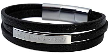 Mondgold Armband aus schwarzem Leder mit Streifen und Edelstahl Plakette, Personalisiert mit Geo-Koordinaten, Magnetverschluss, Herren Schmuck