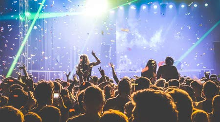 adrium Holz-Bild 140 x 80 cm: Junge Leute, die am Nachtclub tanzen - Hände auf und mehrfarbige Konfetti am Nachtclub nach Party - Nightlife-Konzept mit AfterP (72453483)